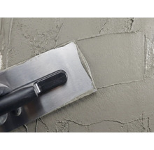 Spachtel mit Putz aufgetragen