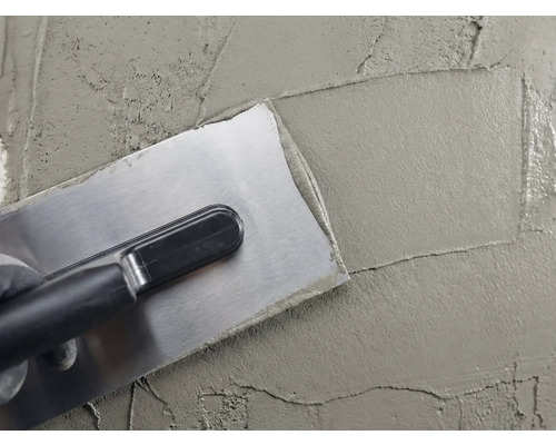 Spachtel mit Putz aufgetragen