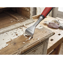 Holzschaber beim Entfernen von Farbe von einem Holzmöbelstück