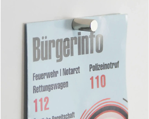 Bürgerinfo-Tafel mit Notrufnummern, befestigt mit Magnet