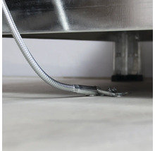 Metallrohr mit Befestigungselement am Boden