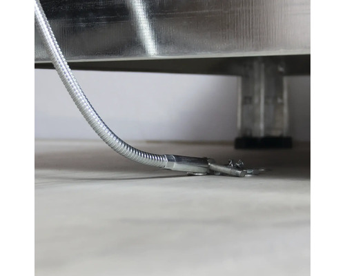 Metallrohr mit Befestigungselement am Boden