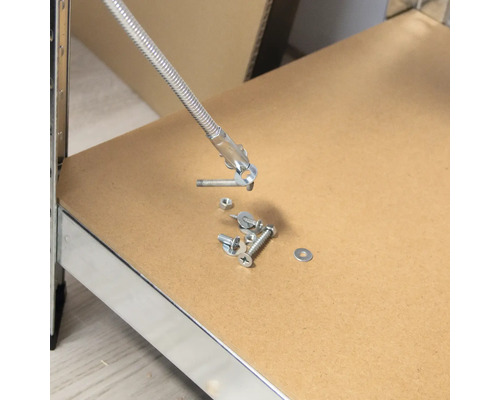 Flexible Welle mit Schrauben und Muttern auf einer Arbeitsfläche