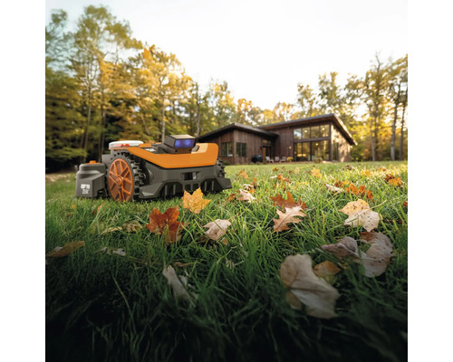 Rasenmähroboter auf Rasen vor einem Haus