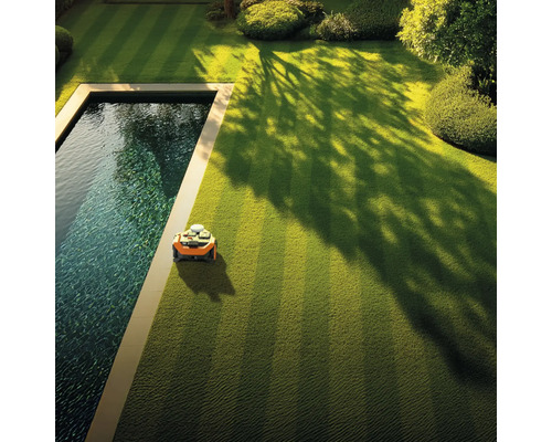 Rasenroboter auf einem Rasen neben einem Pool im Garten
