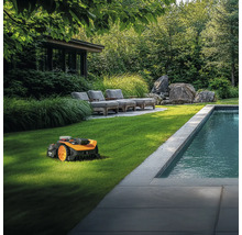 Szene mit Rasenmähroboter neben Pool und Gartenmöbeln