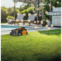 Rasenmähroboter bei der Arbeit in einem Garten mit Pool, Liegestühlen und Grill