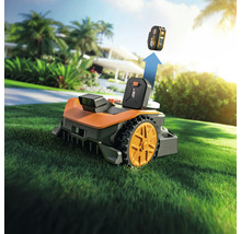 Rasenmähroboter mit Akku auf Rasenfläche