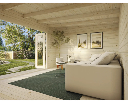 Innenansicht eines Gartenhauses mit Sofa, Tisch und Dekoration