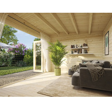 Helle Holzhütte mit Sofa, Regal und Blick in den Garten