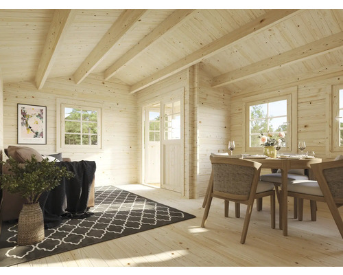 Helle Holzhütte mit Wohnbereich und Essbereich, eingerichtet mit Sofa, Teppich, Esstisch und Stühlen.