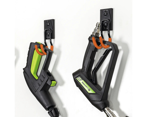 Zwei Hochdruckreinigerpistolen hängen an der Wandhalterung.