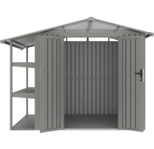 Geräumiger Geräteschuppen aus Metall mit geöffneten Türen