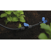 Bewässerungssystem mit Tropfschlauch und Absperrventil im Garten