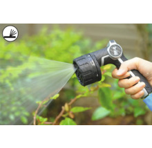 Person hält eine Gartenspritze, die Wasser sprüht