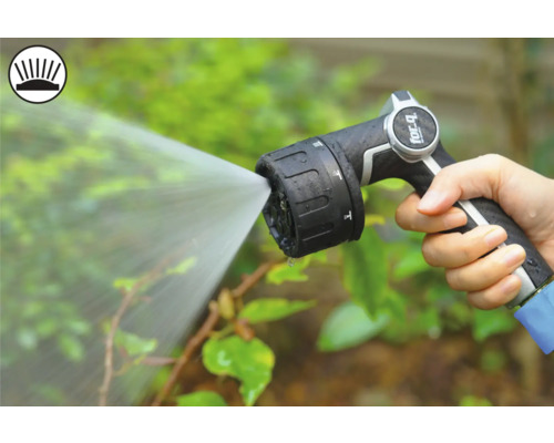 Eine Hand hält eine Gartenspritze, die Wasser versprüht