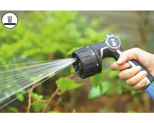 Gartenschlauch Sprühpistole im Einsatz zum Bewässern von Pflanzen