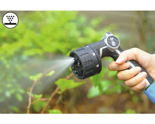 Hand hält Gartenspritze mit Strahl