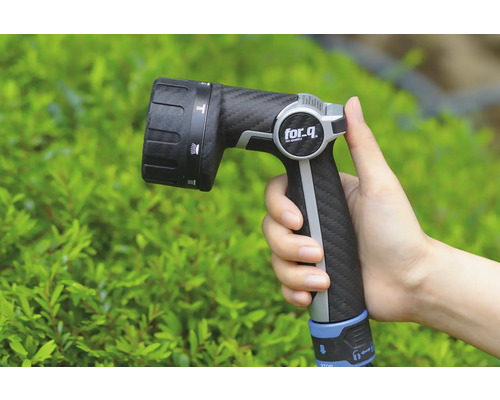 Eine Hand hält eine Gartenspritze von for_q.