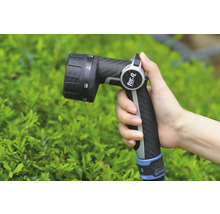 Gartenschlauch-Spritzpistole mit verschiedenen Strahlarten in der Hand