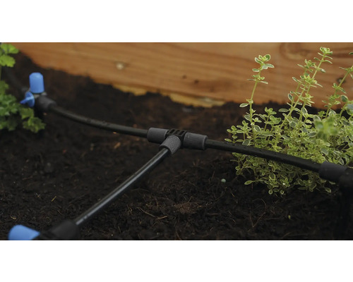 Bewässerungssystem im Gartenbeet mit Pflanzen