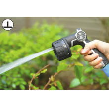 Hand hält Gartenschlauch-Spritzpistole mit verstellbaren Sprühmodi.