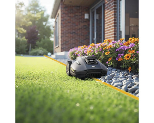 Rasenmähroboter auf Rasen vor Haus