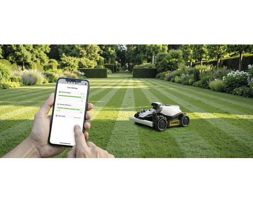 Szene mit einem Rasenmähroboter auf einem Rasen und einer Person, die ein Smartphone zur Steuerung des Geräts verwendet