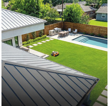 Ansicht eines Gartens mit Rasenmäherroboter, Pool und Grillplatz