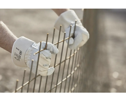 Person mit Arbeitshandschuhen, die eine Armierung verbindet