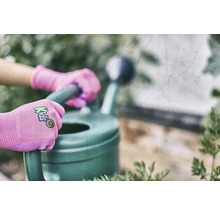 Hände mit Kinderhandschuhen halten eine Gießkanne