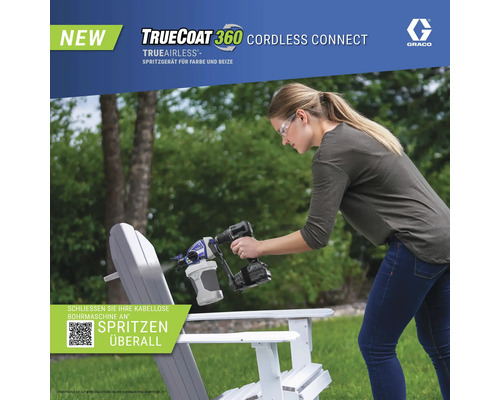Frau verwendet ein TrueCoat 360 Farbspritzgerät von Graco, um einen Stuhl zu lackieren.