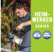 Ein Mann benutzt eine Farbspritzpistole der Heimwerker Serie für ein Projekt.