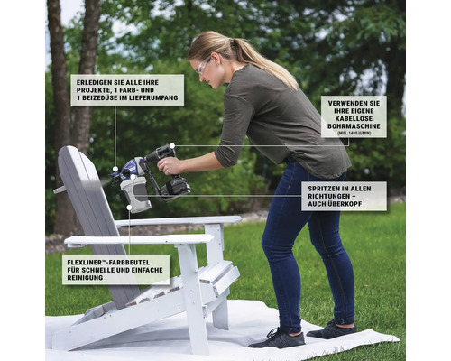 Frau lackiert Holzstuhl mit Farbsprühgerät