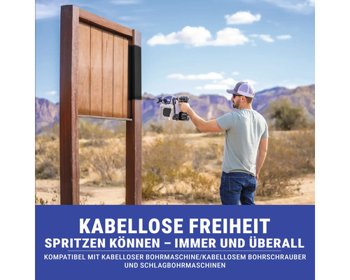 Mann verwendet eine Akku-Farbspritzpistole im Freien, um ein Holzelement zu streichen.