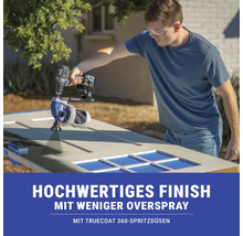 Mann lackiert Tür mit Farbspritzgerät