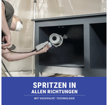 Eine Person sprüht mit einem Farbspritzgerät Farbe auf ein graues Möbelstück.