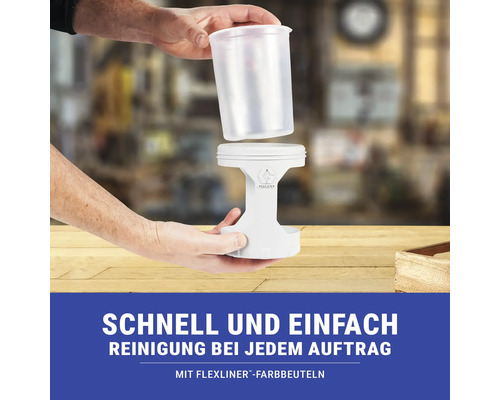 Person setzt transparente Farbschale auf Halterung für Farbbeutel