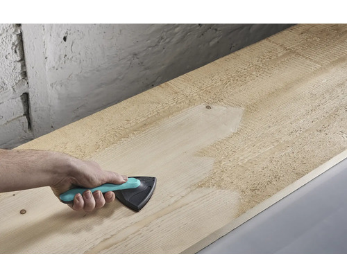 Hand schleift Holzbrett mit Dreieckschleifer