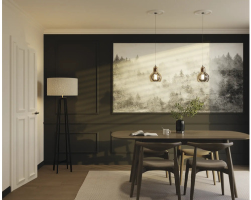 Esszimmer mit Esstisch, Stühlen, Stehlampe und Pendelleuchten