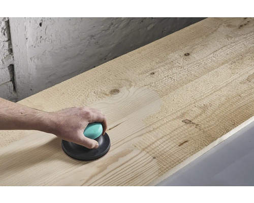 Handschleifer im Einsatz auf einem Holzbrett