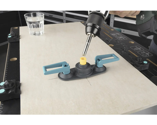 Diamantbohrer im Einsatz mit Bohrschablone auf Werkbank