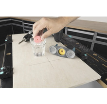 Szene einer Werkbank mit Bohrmaschine, Glas Wasser und Fliesenbohrwerkzeug