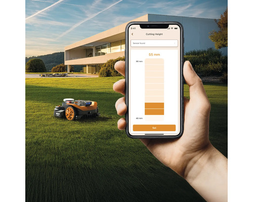 Ein Roboter-Rasenmäher auf einer Wiese wird per Smartphone-App gesteuert.
