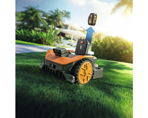 Worx Mähroboter mit Akku auf Rasen vor Haus