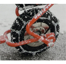 Rad mit Schneeketten im Schnee