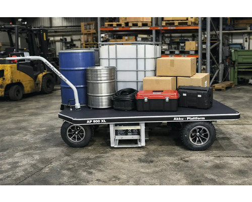 Akku Plattformwagen mit Fässern, Kanister, Kartons und Werkzeugkisten