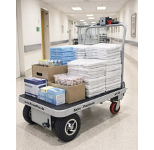 Elektrischer Plattformwagen mit Waren in einem Krankenhauskorridor