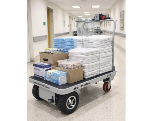 Elektrischer Plattformwagen mit Waren in einem Krankenhauskorridor