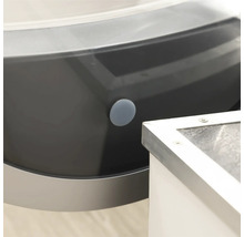 Detailaufnahme einer Badewanne mit Ablassknopf